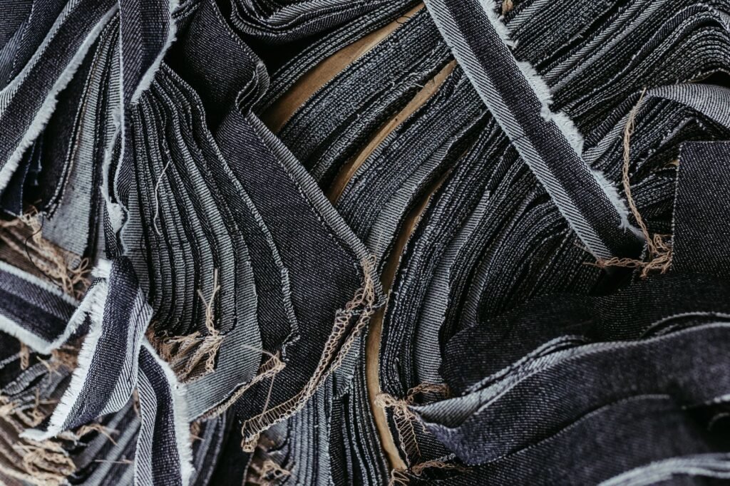 Capas de tiras de tela vaquera apiladas con los bordes deshilachados
