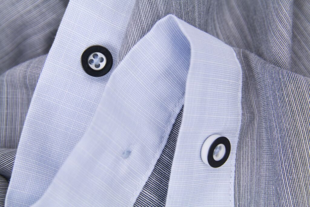 Botones negros y blancos en el borde de una camisa de lino