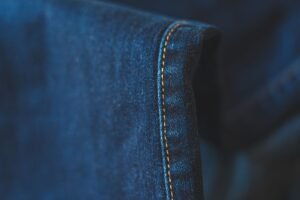 Bajo de un vaquero azul con la costura vista a punto de contraste