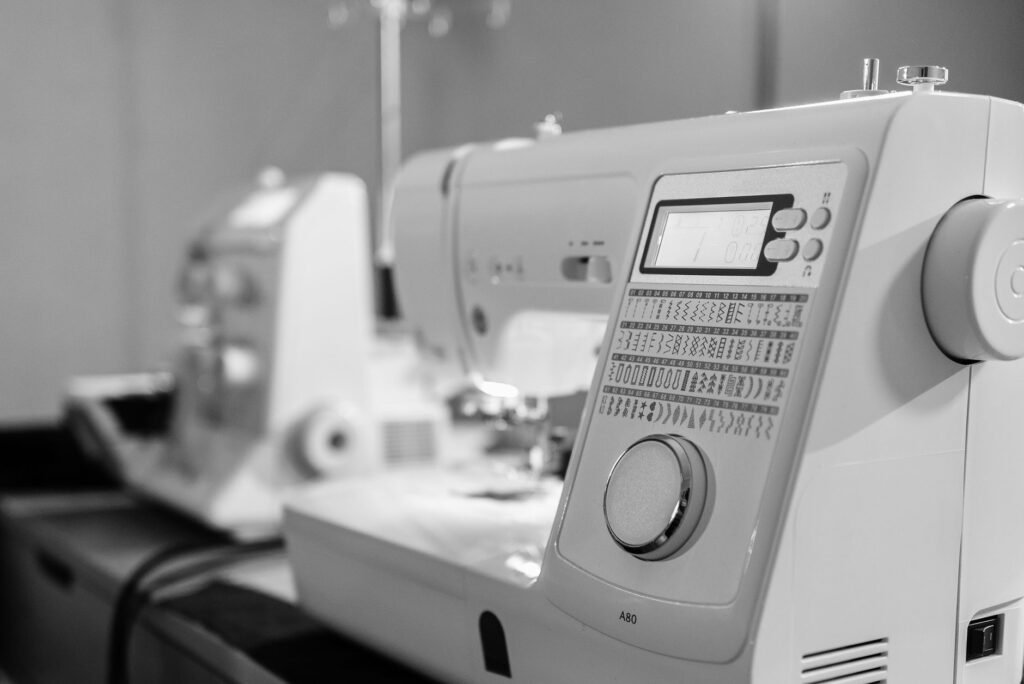 Máquina de coser moderna con pantalla digital y botones de selección de puntadas
